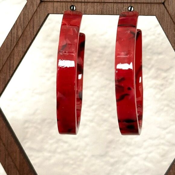 Red marbled lucite hoop earrings - Picture 3 of 8
